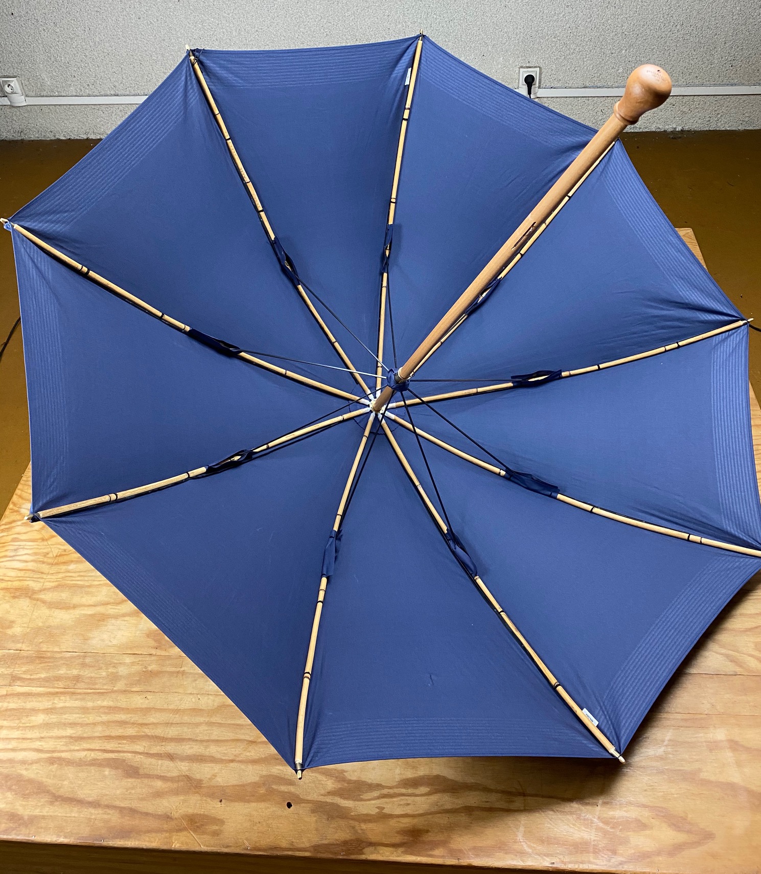 <p><strong>V&eacute;ritable parapluie de Berger</strong>. PIGANIOL fabricant historique de parapluies (Aurillac)</p>

<p><span style="color:#e67e22;"><strong>Diam&egrave;tre ouvert 130cm. Ouverture manuelle.</strong></span> Livr&eacute; avec sa housse de transport.</p>

<p>9 Baleines en Jonc. Bois du manche :&nbsp; H&ecirc;tre.</p>

<p>Le parapluie parfait tant par sa qualit&eacute;, sa finition ou sa robustesse. Sa grande taille en fait le parapluie id&eacute;al pour les balades en montagne, en f&ocirc;ret ou meme en bord de mer tant il vous permettra de rester bien au sec. Sa 9&egrave;me baleine vous permettra &eacute;galement d&#39;avoir le visage au sec si vous le posez et que vous vous asseillez dessous.</p>

<p><span style="color:#e67e22;"><strong>Artisan fran&ccedil;ais : Maison Piganiol </strong></span>(Entreprise du Patrimoine Vivant)</p>
