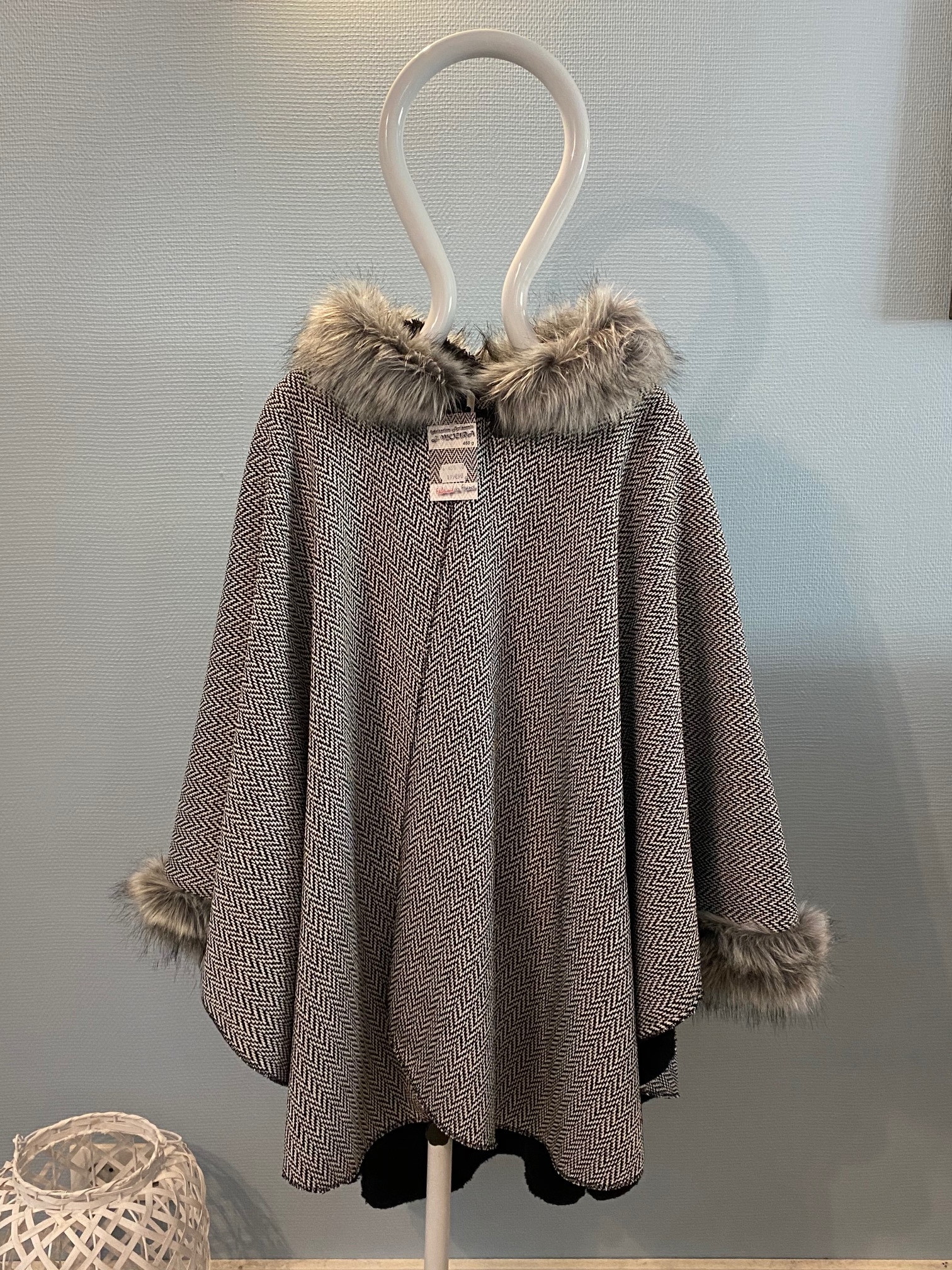 <p>Poncho Noir et Blanc avec motif Chevrons avec Manches et Capuche fourrure. Taille Unique</p>

<p>La qualit&eacute; et le savoir-faire b&eacute;arnais. Splendide poncho tr&egrave;s agr&eacute;able &agrave; porter. L&#39;&eacute;l&eacute;gance sera au rendez-vous.</p>

<p>Fabrication artisanale fran&ccedil;aise. J.Moura</p>
