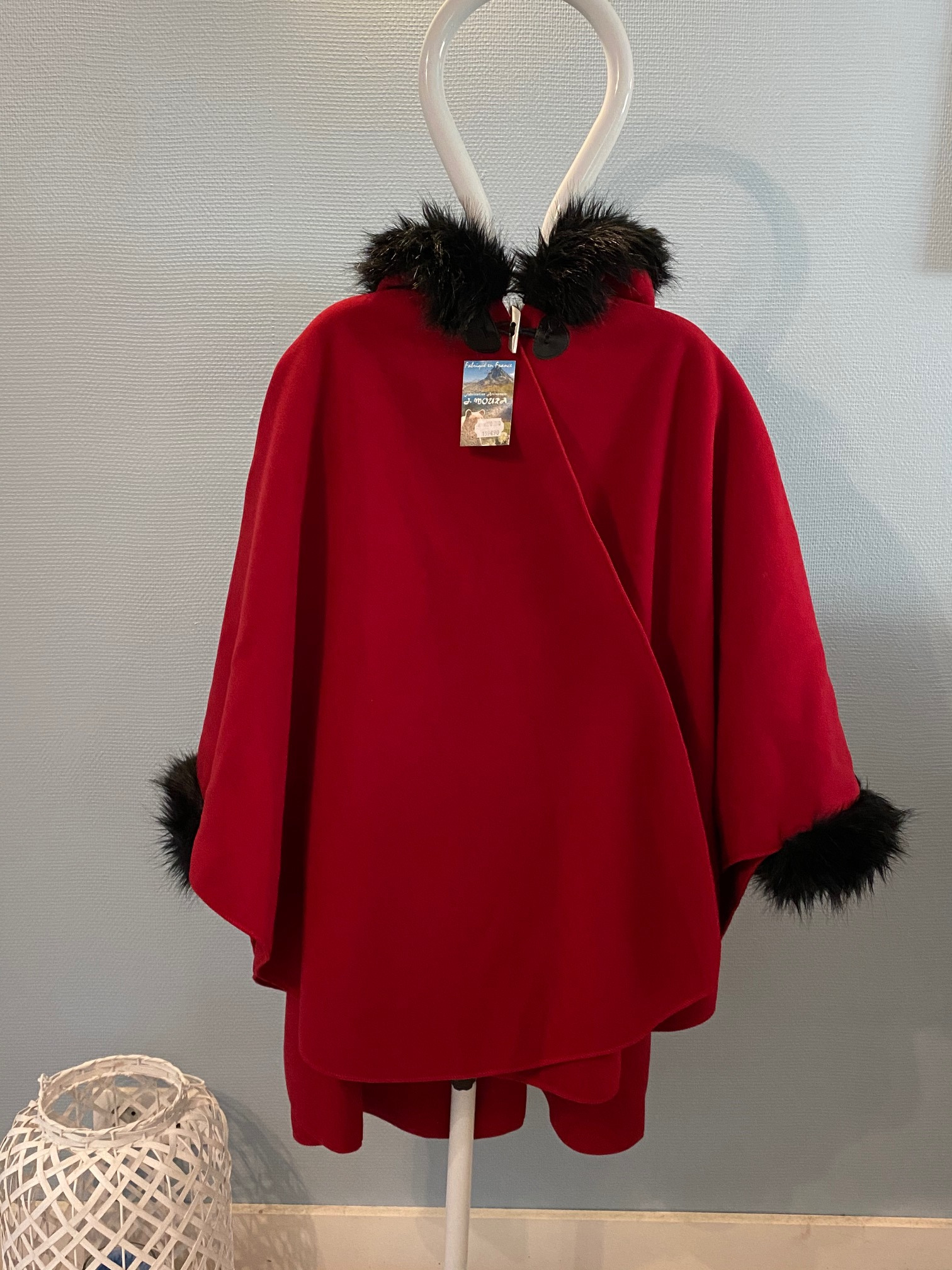 <p>Poncho polaire avec Manches et Capuche fourrure. Taille Unique</p>

<p>La qualit&eacute; et le savoir-faire b&eacute;arnais. Splendide poncho tr&egrave;s agr&eacute;able &agrave; porter, la chaleur en plus.</p>

<p>Fabrication artisanale fran&ccedil;aise. J.Moura</p>
