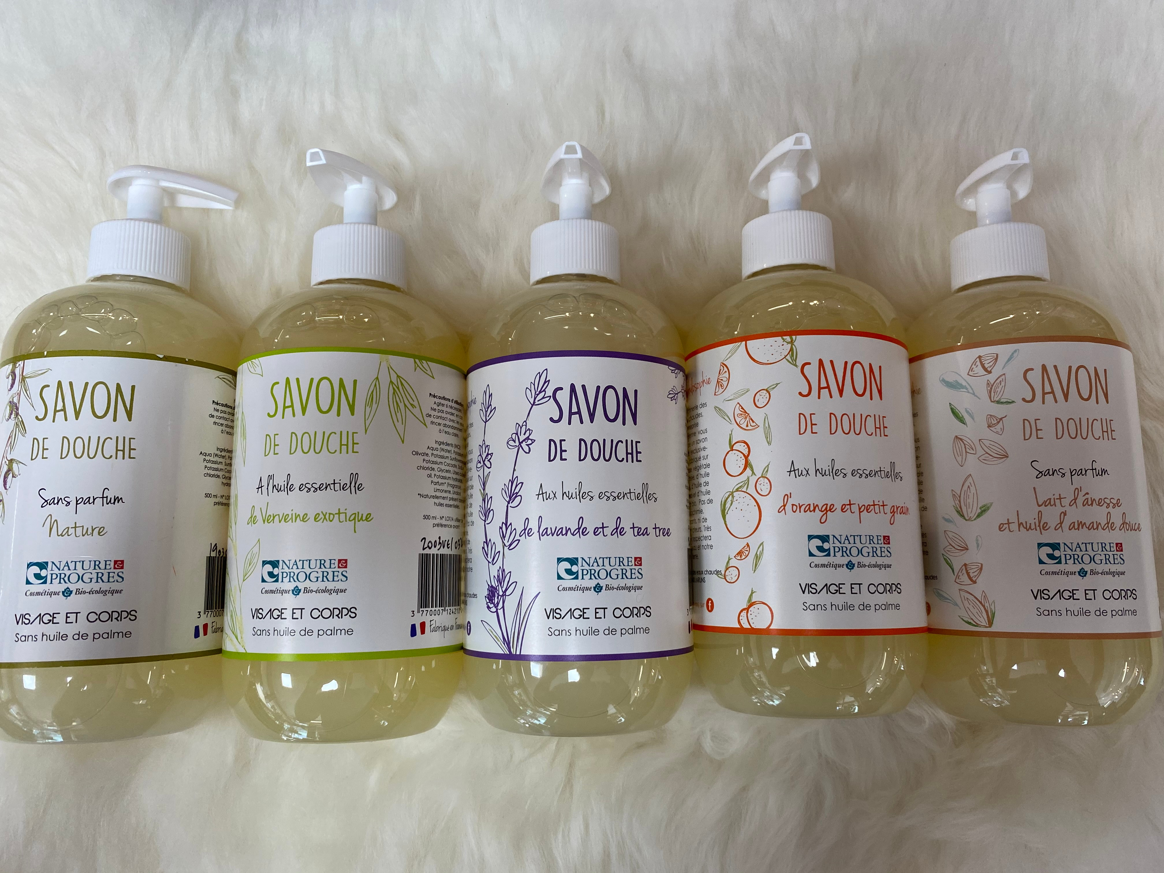 <p><img alt="" src="/app/webroot/img/content/images/savonnerie_eaux_chaudes.png" style="width: 150px; height: 150px; margin-left: 150px; margin-right: 150px;" /><img alt="" src="/app/webroot/img/content/images/nature-et-progres_2.png" style="width: 150px; height: 150px; float: right;" /></p>

<p><strong>Savon Liquide 500ml</strong>. Savon de douche pour le visage et le corps.</p>

<p>LABEL NATURE &amp; PROGRES - Cosm&eacute;tique Bio-&eacute;cologique.&nbsp;</p>

<p><strong><span style="color:#e67e22;">Savon tr&egrave;s doux qui respecte votre peau et notre environnement.</span></strong></p>

<p>Savon exclusivement fabriqu&eacute; sur une base v&eacute;g&eacute;tale compos&eacute;e d&#39;huile d&#39;olive, d&#39;huile de tournesol et d&#39;huile de coco bio. Pas de p&eacute;trochimie, colorants ni de conservateurs. Sans huile de palme.</p>

<ul>
	<li><span style="color:null;"><strong>Nature</strong></span></li>
	<li><span style="color:null;"><strong>Huiles essentielles d&#39;Orange et Petit Grain</strong></span></li>
	<li><span style="color:null;"><strong>Huile essentielle de Verveine Exotique</strong></span></li>
	<li><span style="color:null;"><strong>Lait d&#39;Anesse et huile d&#39;amande douce</strong></span></li>
	<li><span style="color:null;"><strong>Huiles essentielles de Lavande et de Tea Tree</strong></span></li>
</ul>

<p><span style="color:#e67e22;"><strong>Productrice Locale : Savonnerie des Eaux-Chaudes</strong></span></p>
