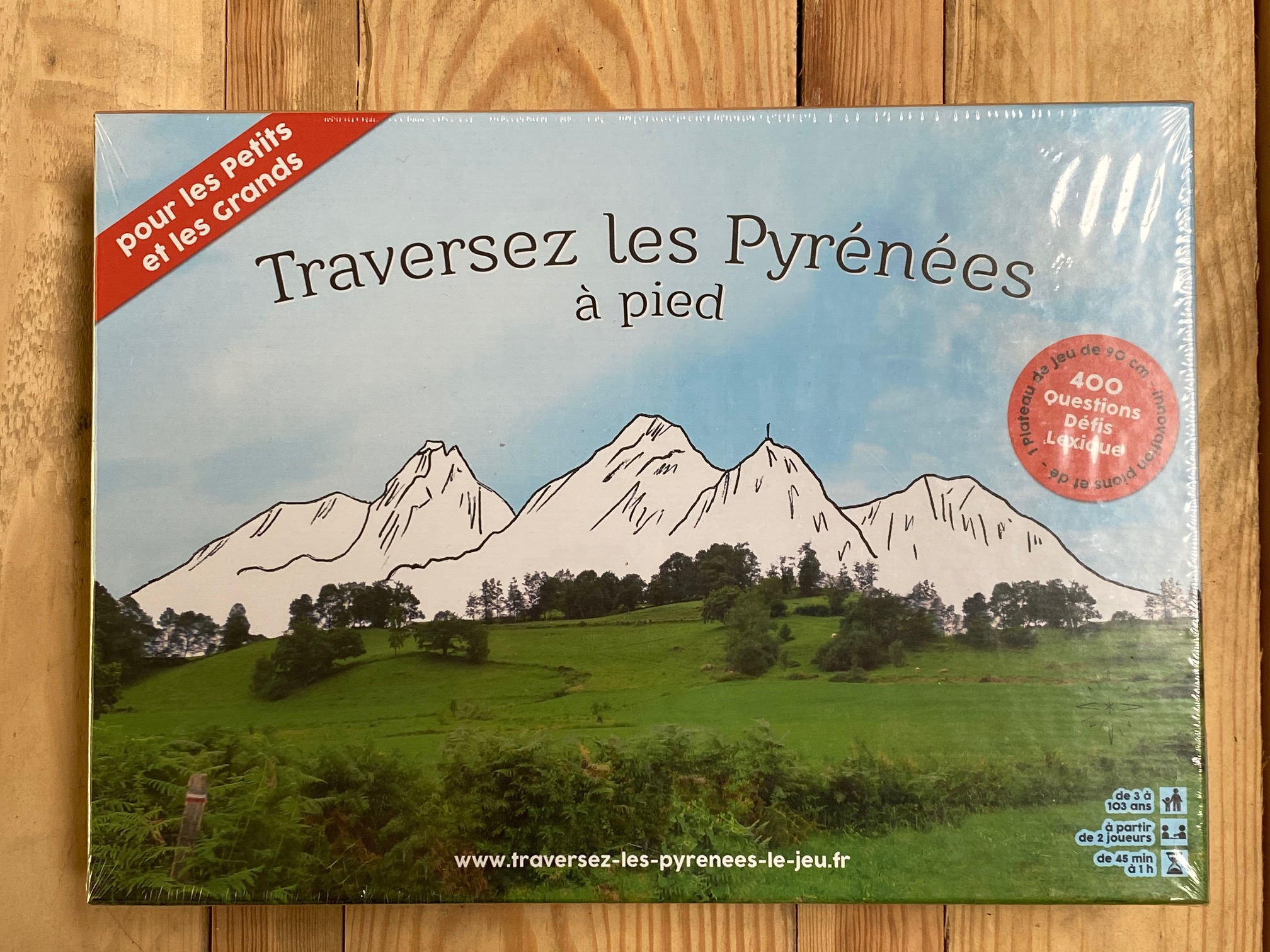 <p>Jeu de soci&eacute;t&eacute; &agrave; partir de 3ans. Minimum 2 Joueurs. Une heure de Jeu environ.</p>

<p>Je de plateau qui consiste &agrave; traverser la chaine des Pyr&eacute;n&eacute;es &agrave; Pied. Ce voyage vous fera d&eacute;couvrir ou red&eacute;couvir les lieux, la faune, la flore et la culture pyr&eacute;n&eacute;&egrave;ne.</p>

<p>S&#39;adapte aussi pour les petits avec des mini-jeux : &quot;Trouve la Faune et la Flore&quot;, un &quot;Memory&quot; et des d&eacute;fis.</p>

<p>Une bonne id&eacute;e pour se retrouver et&nbsp;s&#39;amuser en se cultivant&nbsp;autour d&#39;un jeu en famille.&nbsp;</p>
