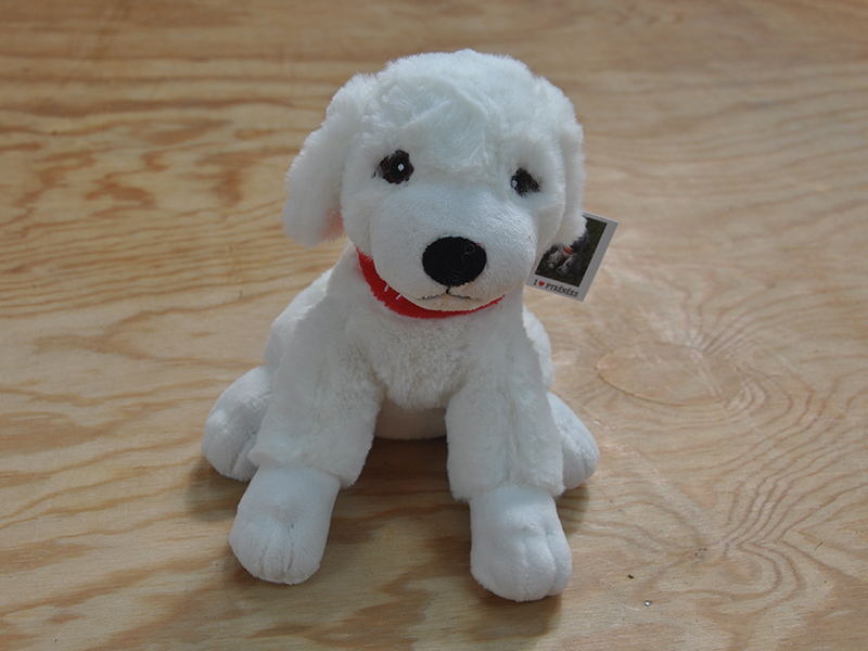 <p>Adorable peluche du Patou des Pyr&eacute;n&eacute;es. Tout doux et trop mignon avec son bandana.</p>

<p>Taille : Environ 20cms</p>
