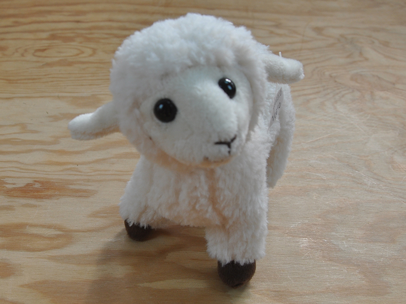 <p>Le mouton tout mignon. Super peluche de bonne finition. Le classique ind&eacute;modable.</p>

<p>Taille : Environ&nbsp;20cms</p>
